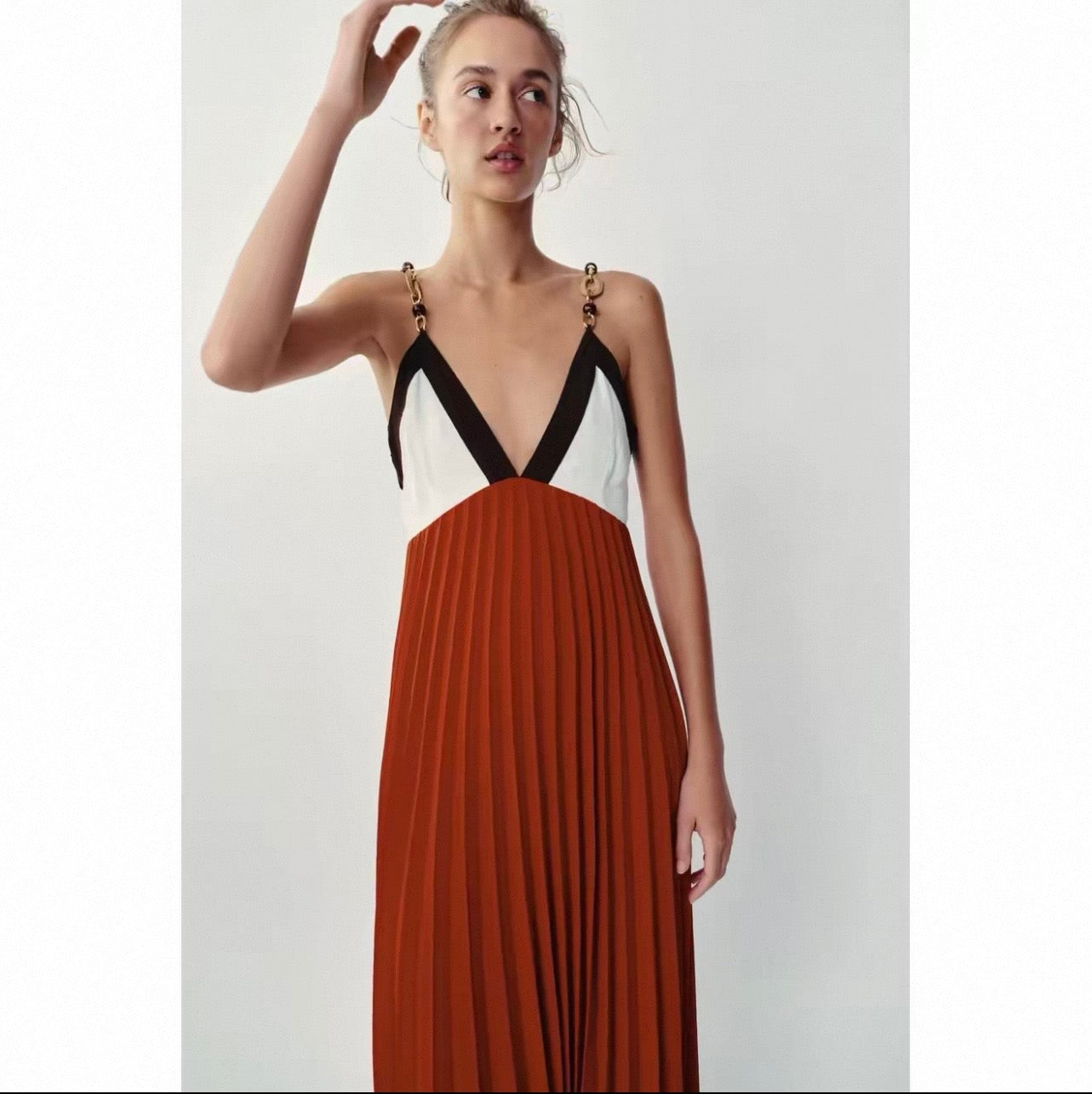 Plisseekleid mit Schmuckperlen