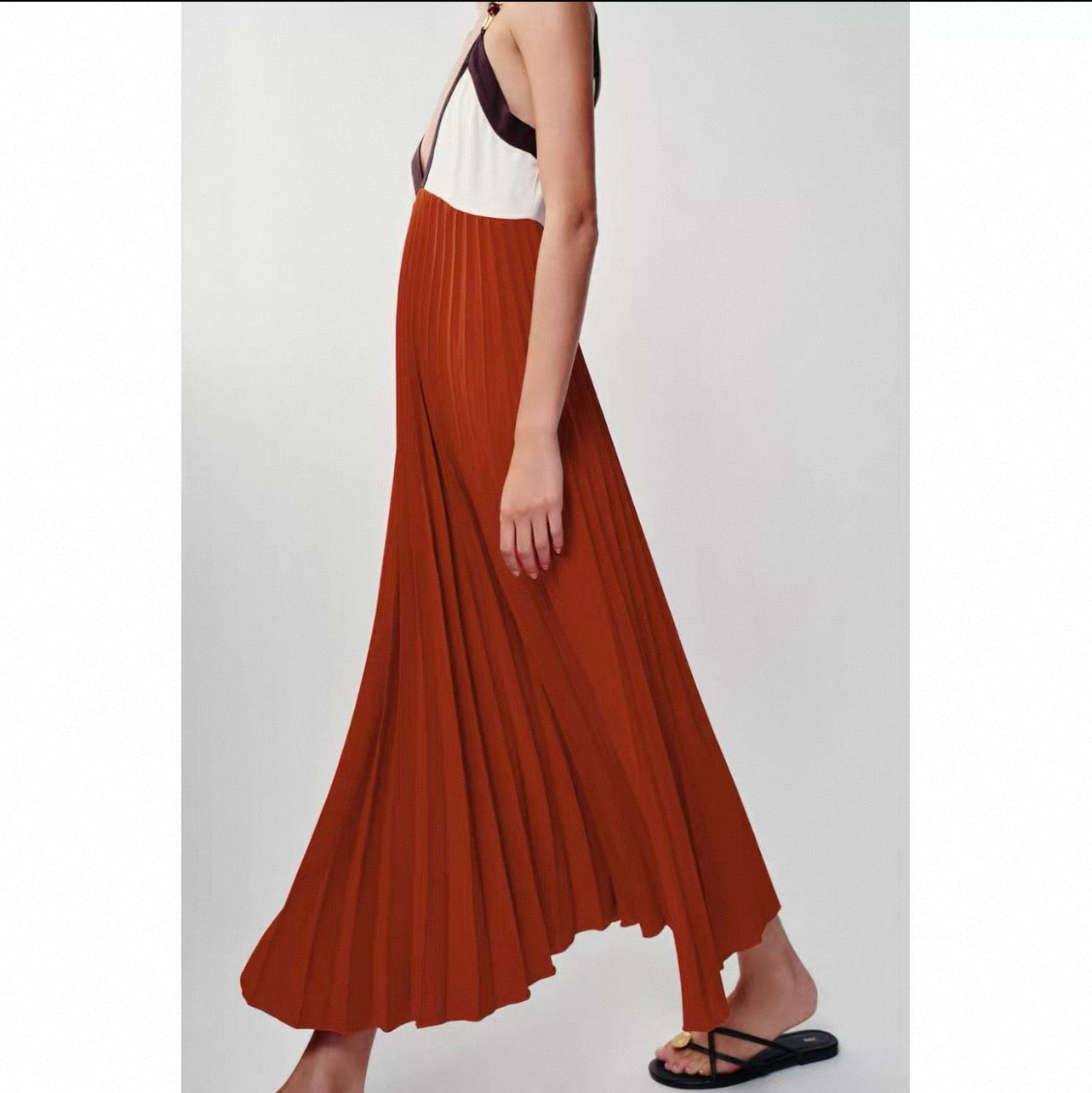 Plisseekleid mit Schmuckperlen