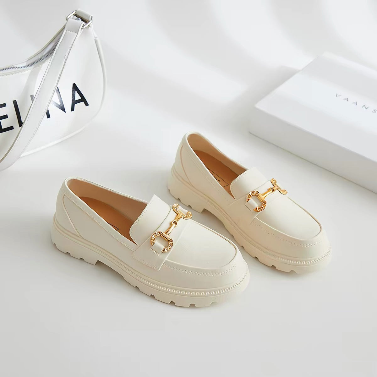 Loafer mit goldener Schnalle