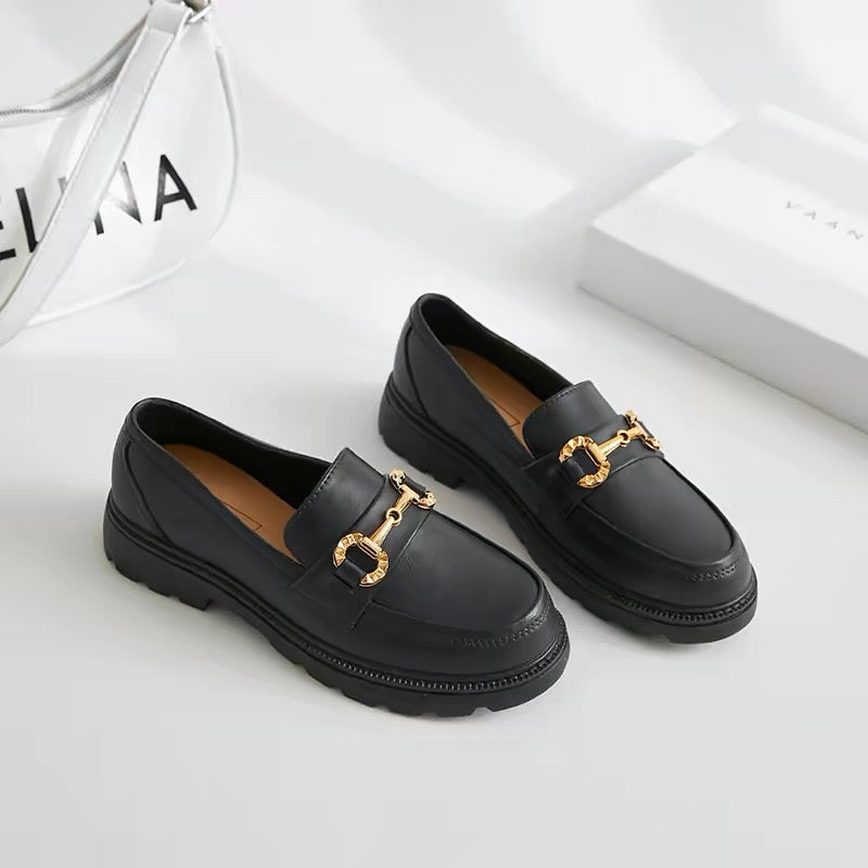 Loafer mit goldener Schnalle