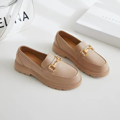Loafer mit goldener Schnalle