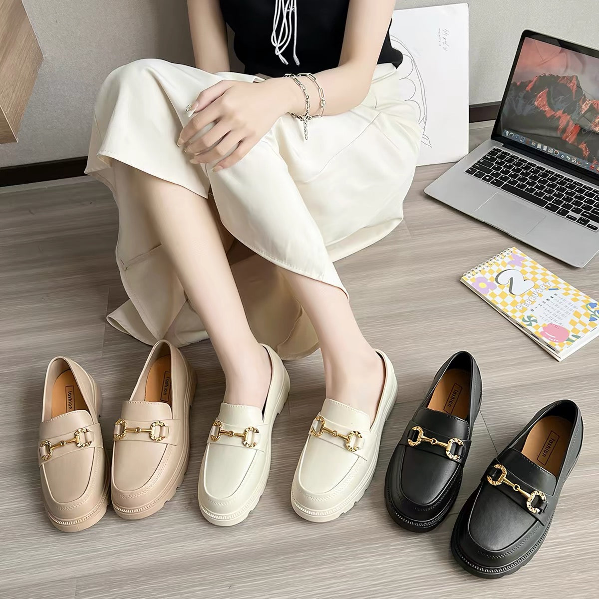 Loafer mit goldener Schnalle
