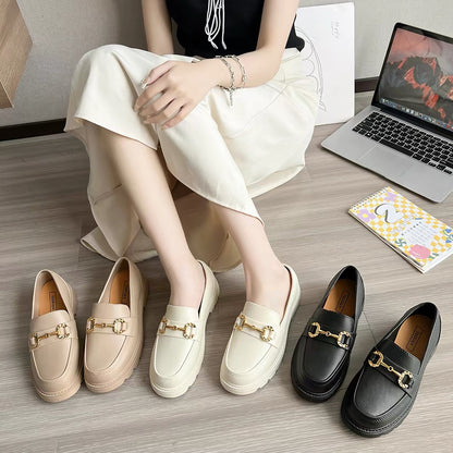 Loafer mit goldener Schnalle