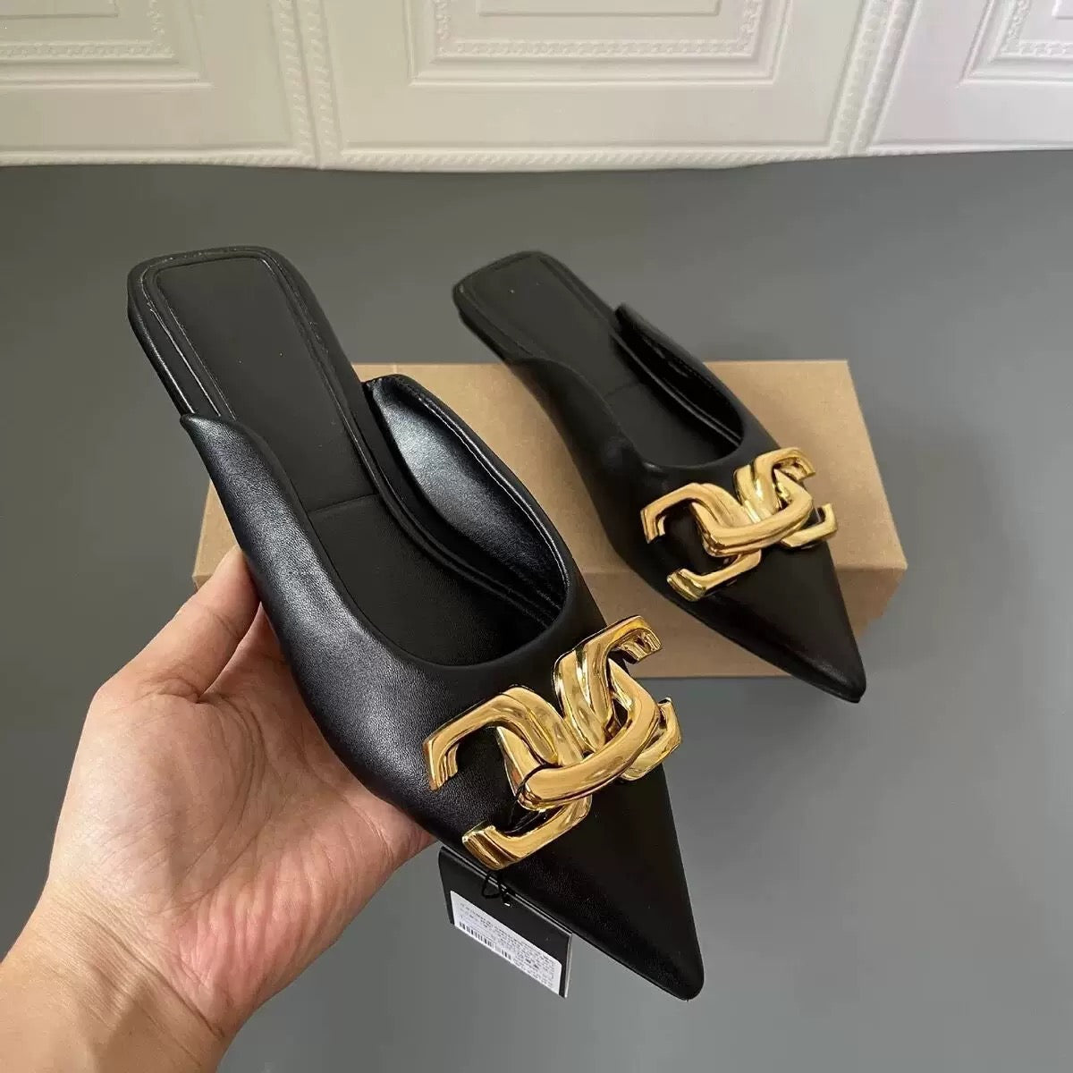 Mules mit goldener Schnalle