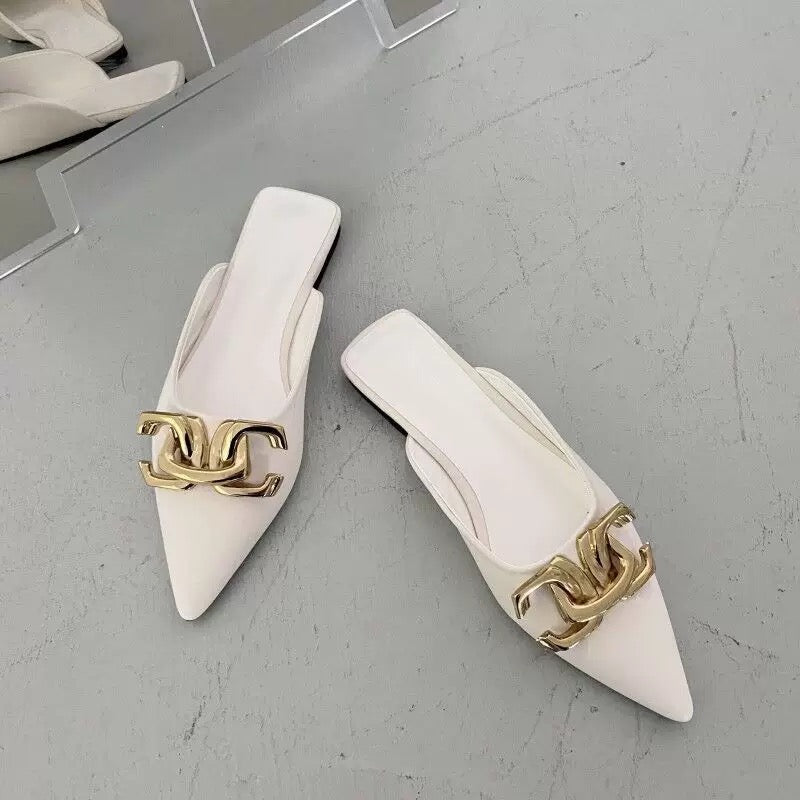 Mules mit goldener Schnalle