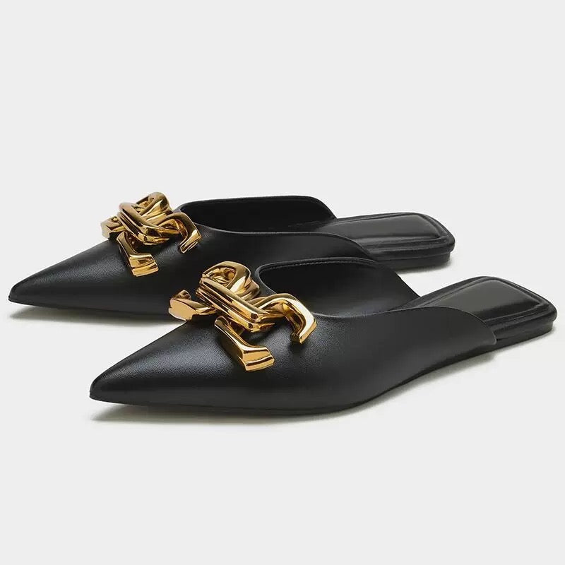 Mules mit goldener Schnalle