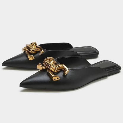 Mules mit goldener Schnalle
