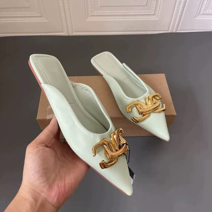 Mules mit goldener Schnalle