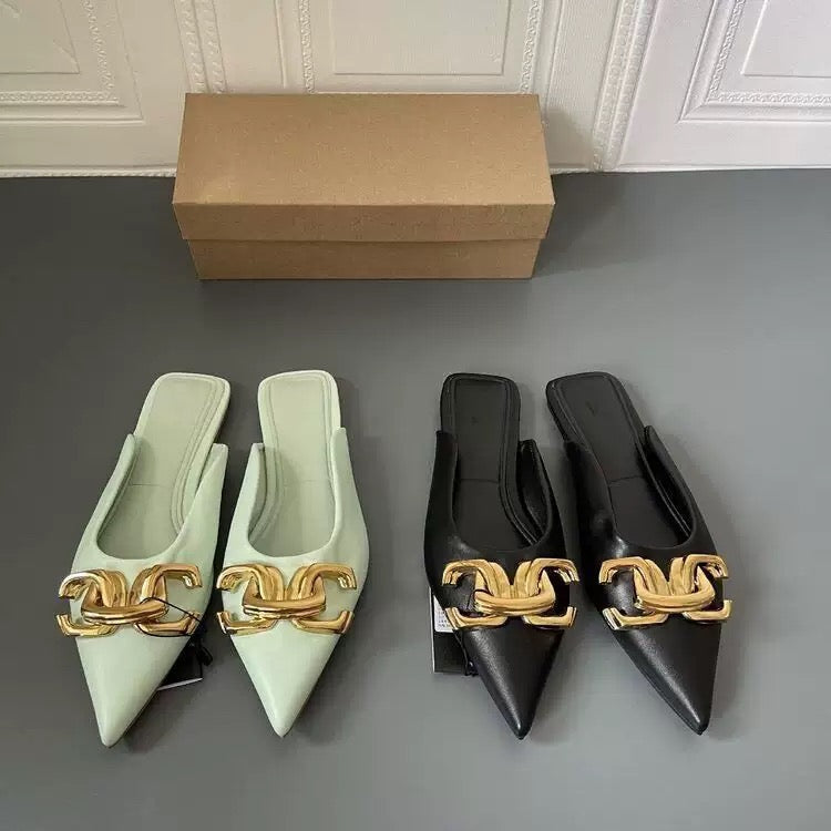 Mules mit goldener Schnalle
