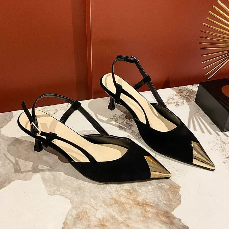 Sandalen mit goldener Spitze
